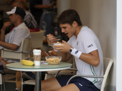 Quel petit-déjeuner précis choisir avant un tournoi de tennis enchaîné pour tenir cinq matches en deux jours