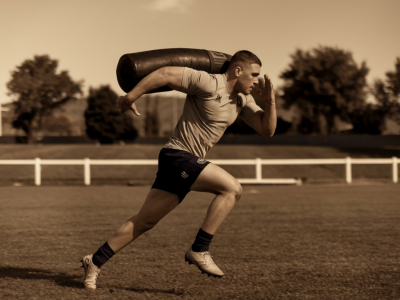 Programme de renforcement de six semaines pour arrières au rugby visant vitesse et puissance sans prise de masse inutile